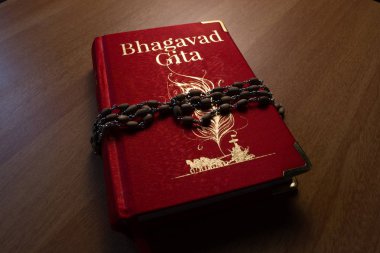 Maski, Karnataka, Hindistan - Aralık 29,2018: kutsal Bhagavad gita ile ahşap dokulu arka plan