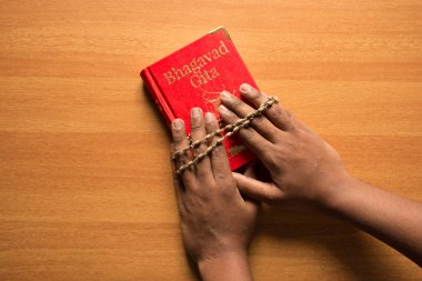 Maski, Karnataka, Hindistan - Aralık 29,2018: kutsal Bhagavad gita ile ahşap dokulu arka plan