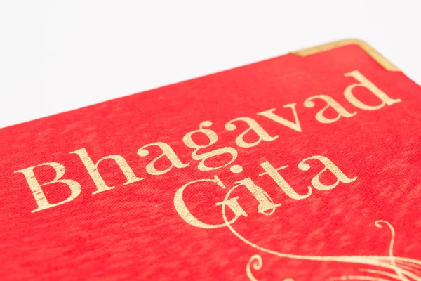 Kutsal Bhagavad gita izole beyaz zemin üzerine