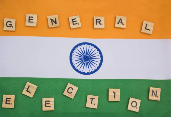 Concept d'Indain élections générales en lettres de bois sur le drapeau indien . — Photo