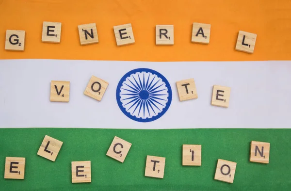 Concepto de elecciones generales de Indain en letras de madera sobre bandera india . — Foto de Stock