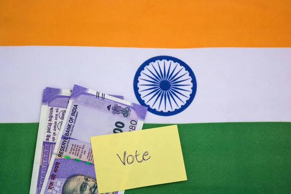 Corruption politique en Inde et concept l'achat de votes aux élections sur le drapeau indien . — Photo