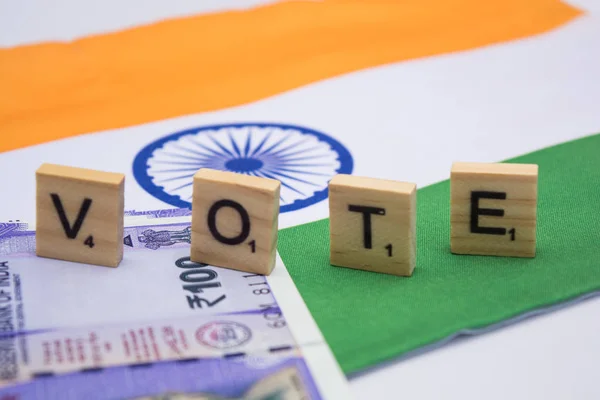 Corruption politique en Inde et concept l'achat de votes aux élections sur le drapeau indien . — Photo