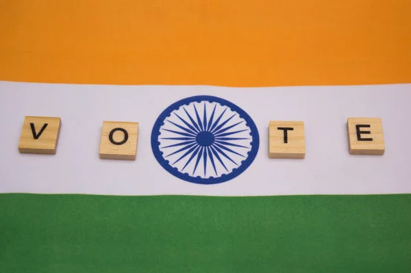Élections indiennes, lettres en bois sur le drapeau indien montrant le concept de vote — Photo