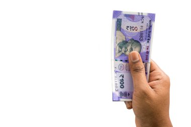 Yeni 100 Hint Rupisi notları izole arka planda tutan el