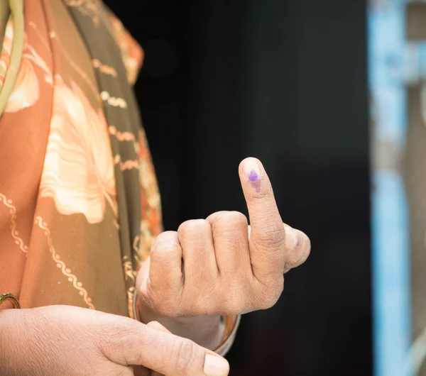 Eine indische Frauenhand, die nach der Stimmabgabe ein Abstimmungszeichen zeigt — Stockfoto