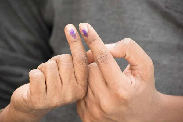 Électeur indien montrant un panneau de vote après le scrutin — Photo