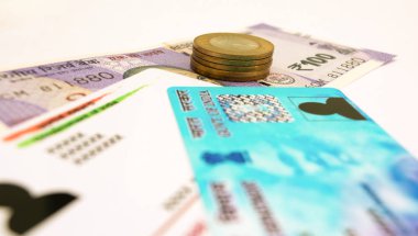 Aadhar kartı ve Hindistan hükümeti tarafından bir kimlik kartı Hint para ile çıkarılan pan kartı.