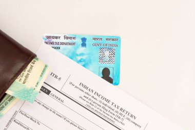 Yeni Hint ITR-5 gelir vergisi formu Hint para birimi ve Pan veya kalıcı hesap numarası ile izole arka plan.