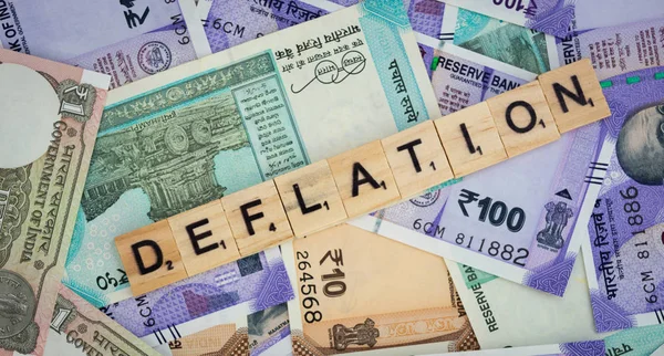 Concept Van Deflatie Woord Indiase Bankbiljetten — Stockfoto