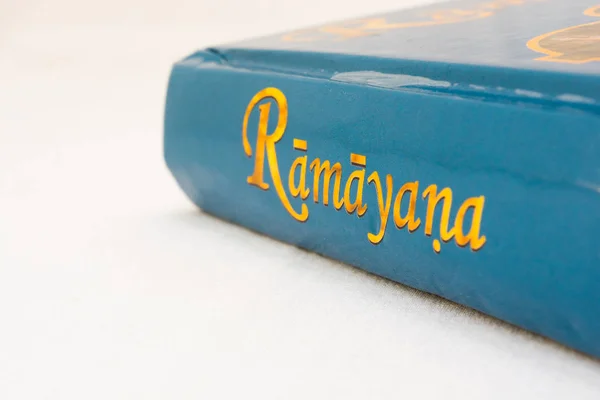 Maski, Karnataka, Hindistan - 07,2019 Mart: Epic Hindu mitolojisinde Ramayana kitap izole arka plan üzerinde. — Stok fotoğraf