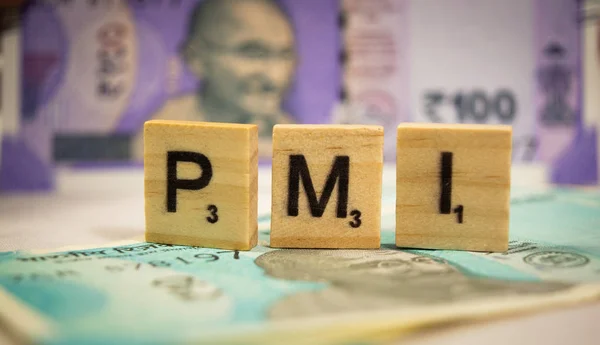 Maski, Karnataka, Inde - 07 mars 2019 : PMI ou Purchasing Managers Concept d'indice sur les lettres moulées en bois sur les billets en monnaie indienne — Photo