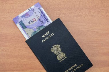 Görüntü Hintli pasaport ve yeni Hint kağıt para