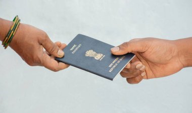 Woemn receving pasaport Hindistan evde kapı adımında kavramı
