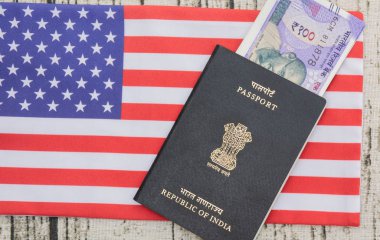 Arka plan olarak para birimi ABD veya Amerika bayrağı ile Hint pasaportu