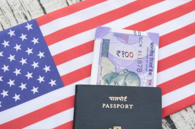 Arka plan olarak para birimi ABD veya Amerika bayrağı ile Hint pasaport closeup