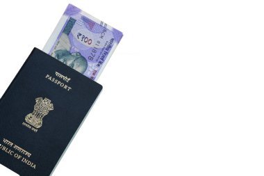 Closeup izole arka plan üzerinde Hint para birimi ile Hint pasaportu.