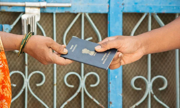 인도에서 집의 문 단계에 woemn receving 여권의 개념 — 스톡 사진