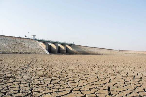 印度卡纳塔克邦北部夏季热浪、低降雨量和干旱期间干涸的空置水库或大坝 — 图库照片