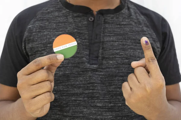 Conceito de eleição indiana, Pessoa segurando adesivo de voto para melhor índio em fundo isolado . — Fotografia de Stock