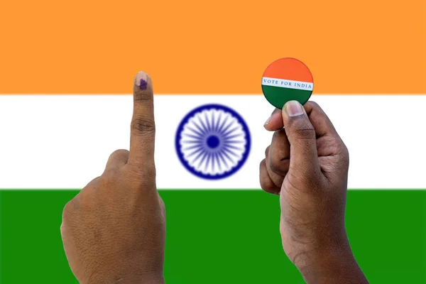 Concepto de elección india, celebración de etiqueta de voto para un mejor indio en la bandera india como fondo . — Foto de Stock