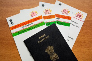 Maski, Karnataka, Hindistan - 14,2019 Mart: Aadhaar kartı ve Hindistan hükümeti tarafından yabancı seyahat için bir kimlik kartı verilen pasaport.