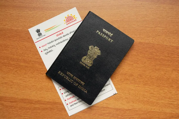 Maski, Karnataka, Indie - marca 14,2019: Aadhaar karty i paszportu, który jest wydawany przez rząd Indii jako dowód tożsamości podróży zagranicznych. — Zdjęcie stockowe