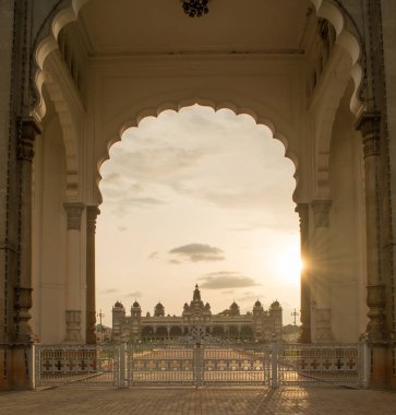Mysore, Karnataka, Hindistan 'da gün batımı sırasında Mysore Sarayı