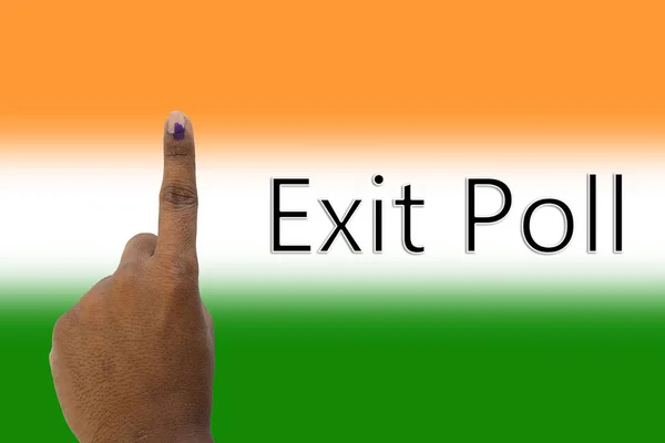 印度大选投票在印度国旗上的出口投票和手部显示 — 图库照片