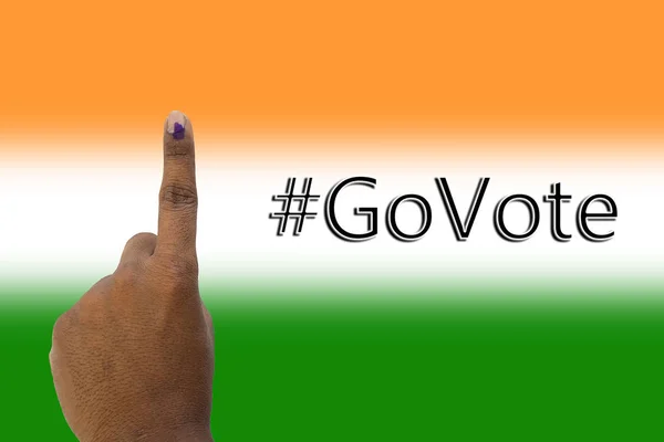 Ir a votar y mostrar la mano de las encuestas electorales indias sobre la bandera india — Foto de Stock