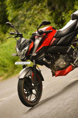 Savanadurga, Hindistan-31 Aralık 2018: Bajaj Pulsar 200 NS yol merkezinde Park.