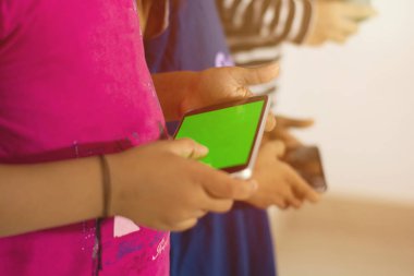 Sosyal medya bağımlılığı, greenscreen ile akıllı telefon kullanarak çocuk el Closeup