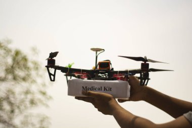 Acil tıbbi kit ve el tıbbi kiti alan teslim Assembled Drone quadcopter Kavramı.
