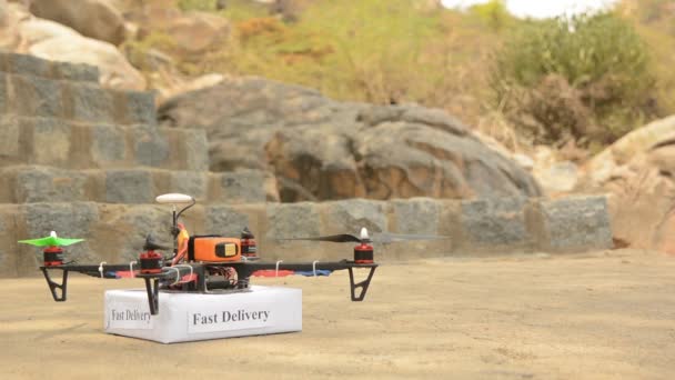 Concepto Entrega Productos Desde Dron Dron Personalizado Quadcopter Despegando Con — Vídeos de Stock