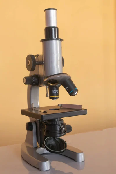 Microscopul la laboratorul științific din colegiu — Fotografie, imagine de stoc