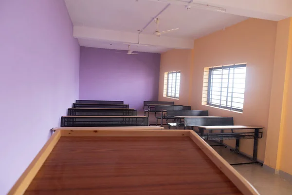 Sala de clase vacía y escritorios con paredes coloridas — Foto de Stock