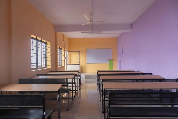 Renkli duvarlara sahip boş sınıf odası ve masaları — Stok fotoğraf