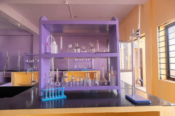 Dobrze ułożone laboratorium szkła w Empty Science laboratorium. — Zdjęcie stockowe