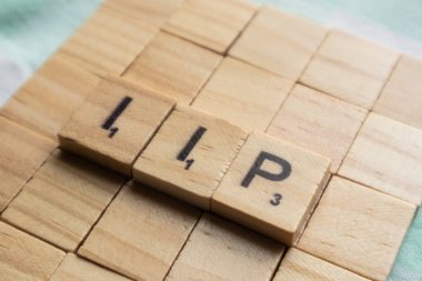 Maski, Hindistan- 18 Mayıs 2019 : Ahşap bloack harflerle Iip veya Sanayi Üretimi Endeksi