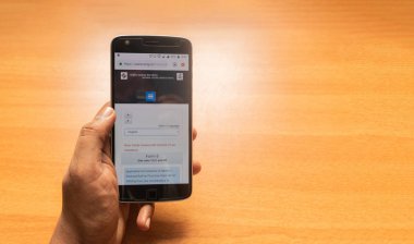 Maski, Hindistan 27 Mayıs 2019 :Cep telefonu kullanarak online seçmen kimlik kartı uygulama konsepti.