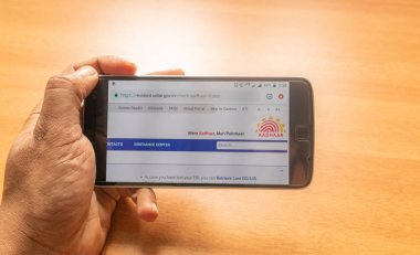 Maski, Hindistan 27 Mayıs 2019 :Cep telefonu kullanarak online Aadhar kartı uygulama kavramı
