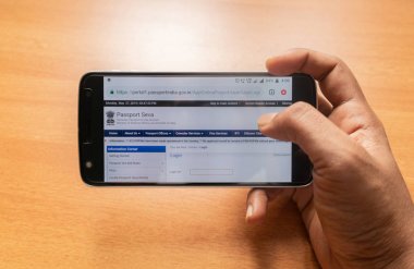 Maski, Hindistan 27 Mayıs 2019 :Cep telefonu kullanarak Hint Pasaportu online başvuru kavramı