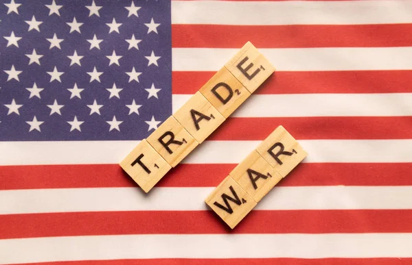 Maski, Índia 29 de maio de 2019: Conceito de guerra comercial China-EUA - bandeira dos Estados Unidos com letras de bloco de madeira — Fotografia de Stock