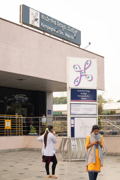 Μπανγκαλόρ, Καρνάτακα, Ινδία 02 Ιουνίου 2019: άτομα που χρησιμοποιούν κινητές συσκευές έξω από το σταθμό του μετρό Κέπεγκόγκοντα μεγαλοπρεπή Μπανγκαλόρ — Φωτογραφία Αρχείου