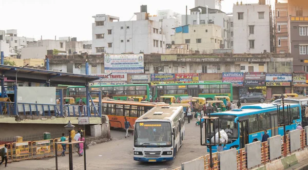 BANGALORE INDIA 3 de junho de 2019: Ônibus que entram na Estação Rodoviária de Kempegowda conhecida como Majestic durante o congestionamento do tráfego matinal . — Fotografia de Stock