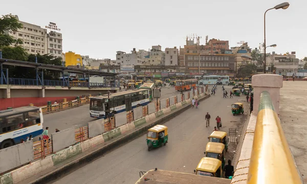 BANGALORE INDIA 3 de junho de 2019: Ônibus que entram na Estação Rodoviária de Kempegowda conhecida como Majestic durante o congestionamento do tráfego matinal . — Fotografia de Stock