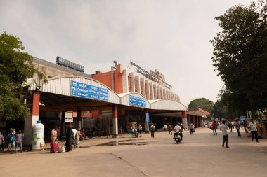 Bangalore Hindistan Haziran 3, 2019:P asanlar Bangalore Tren İstasyonu sabah saati girişinde