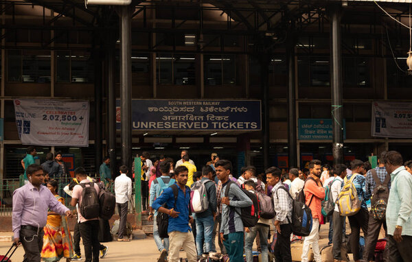 Бангалор, Индия - 3 июня 2019 года: толпа за пределами билетной кассы на вокзале во время фестиваля
