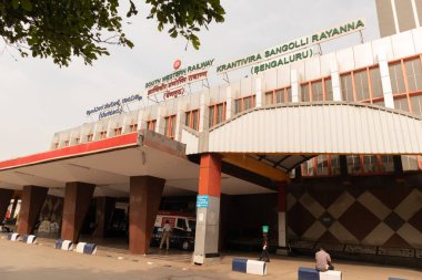 Bangalore Hindistan Haziran 3, 2019:P asanlar Bangalore Tren İstasyonu sabah saati girişinde