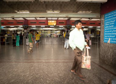 Bangalore Hindistan-3 Haziran 2019: tanımlanamayan insanlar kuyruk Bangalore tren istasyonunda bilet satın almak.